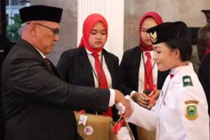 Bupati Kuningan saat memberikan penghargaan kepada Pasibraka Kuningan tahun 2022.